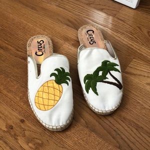 Circus by Sam Edelman palm tree & pineapple slip ons, size 9